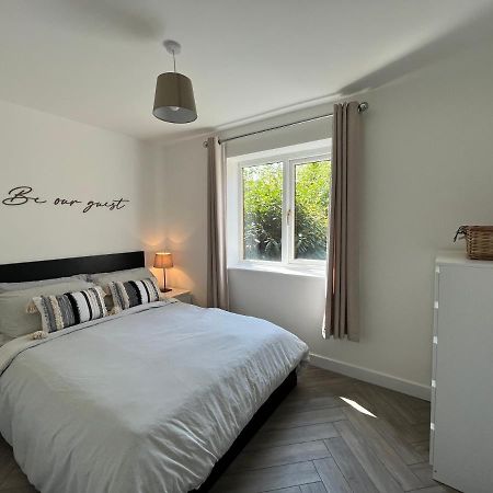 Contemporary 1 Bedroom Apartment Normanton  Екстер'єр фото