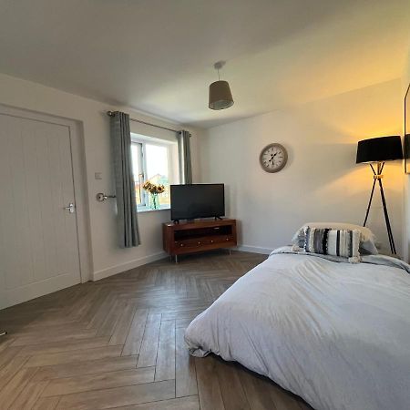 Contemporary 1 Bedroom Apartment Normanton  Екстер'єр фото